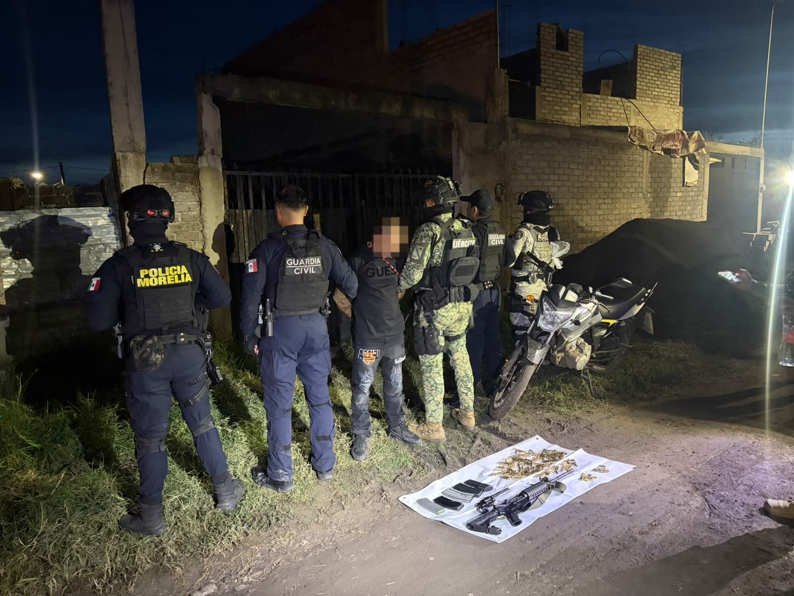 Fiscalía Asegura Mil 300 Dosis De Drogas, Siete Armas Y 5 Motos Tras Cateo En Morelia