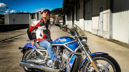 El garaje de motos de Fito es uno de los más completos. Tiene hasta la Yamaha con la que se recorrió toda España - Ilustración 2