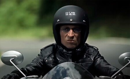 El garaje de motos de Fito es uno de los más completos. Tiene hasta la Yamaha con la que se recorrió toda España - Ilustración 3