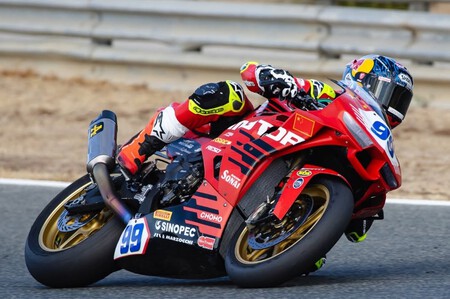 Jeremy Alcoba lidera el doblete de Kawasaki en la última carrera del año de Supersport; fuerte caída de Albert Arenas - Ilustración 2
