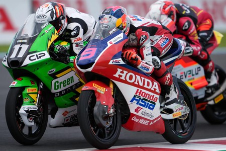 David Almansa doblega a Máximo Quiles en Japón para negarle la primera bola de campeonato en Moto3 - Ilustración 2