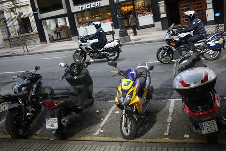 Aparcar tu moto en la acera es legal en España, pero puede acabar en una multa de hasta 200 euros si lo haces mal - Ilustración 3