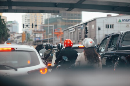 Italia crea un paraíso motero: obligará por ley a que los coches dejen paso a las motos en los atascos, y si no, multazo - Ilustración 2