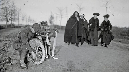 El primer influencer fue un hombre dio la primera vuelta al mundo en una moto sin frenos. Sin saberlo, estaba inventando una moda que cambió la historia - Ilustración 2