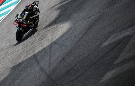 Pedro Acosta aprovecha las gotas de lluvia y la caída de Álex Márquez para dar la sorpresa en la Sprint de Malasia - Ilustración 2