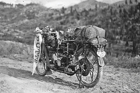 El primer influencer fue un hombre dio la primera vuelta al mundo en una moto sin frenos. Sin saberlo, estaba inventando una moda que cambió la historia - Ilustración 3