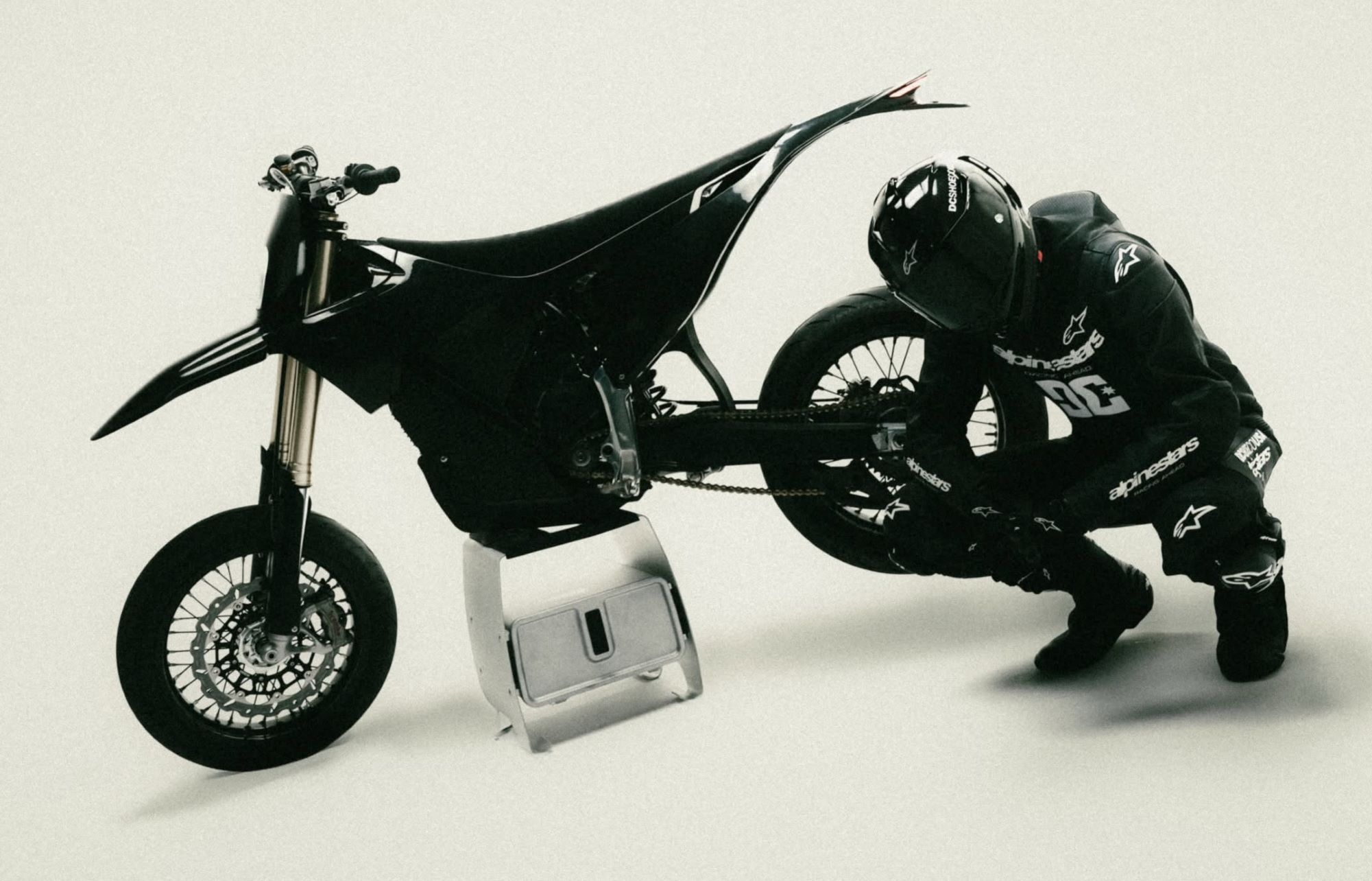 Esta espectacular moto eléctrica ha tenido la osadía de pulverizar un récord que tenía Carlos Sainz desde el año 2012