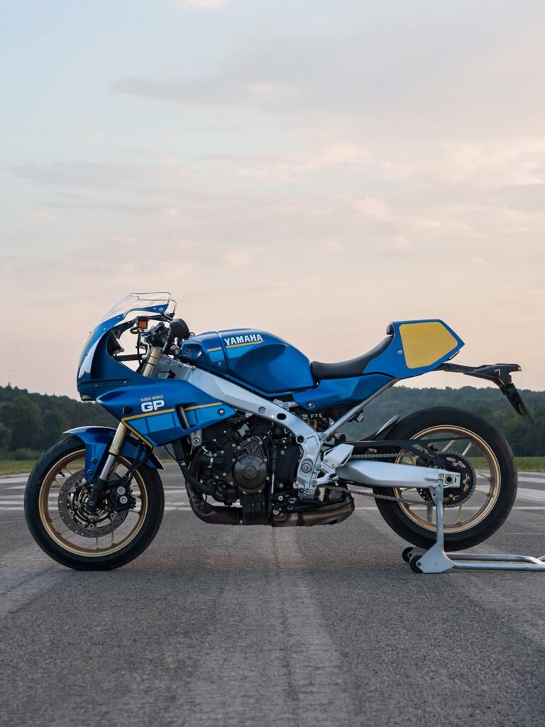 Yamaha XSR900 GP 2027: homenaje a Christian Sarron con el nuevo color Legend Blue - Ilustración 3