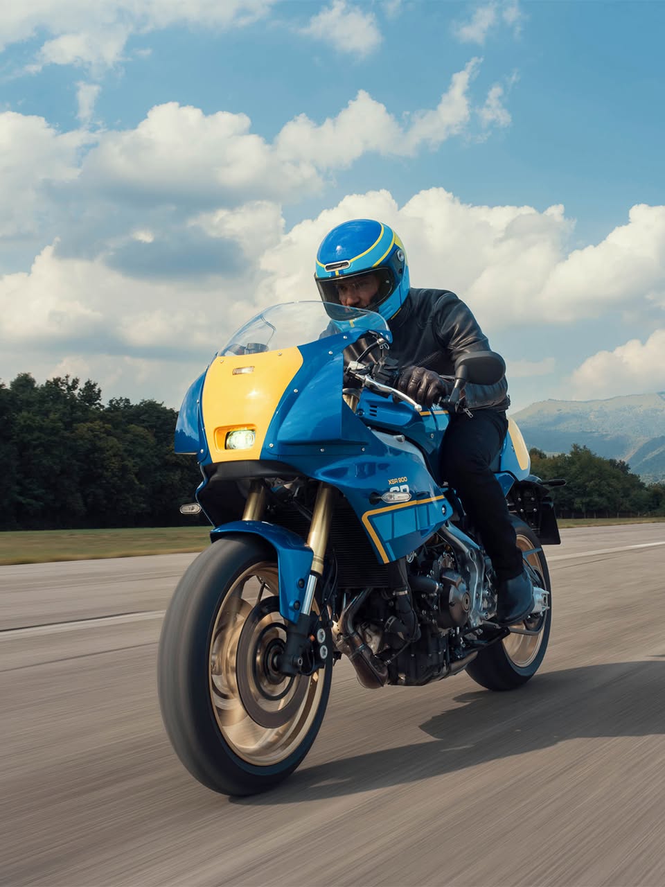 Yamaha XSR900 GP 2027: homenaje a Christian Sarron con el nuevo color Legend Blue
