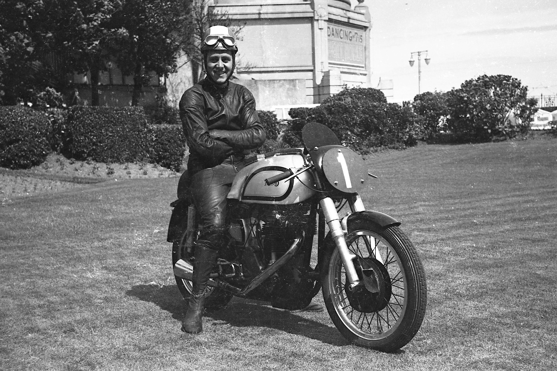 Norton revive una leyenda en Goodwood: la Manx 30M de 1953 vuelve a competir 73 años después - Ilustración 3