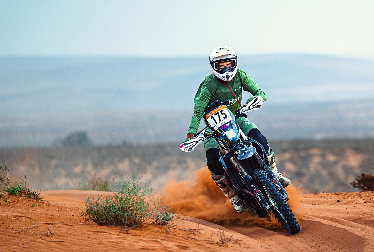 ¿Una Triumph corriendo el Mundial de Rally-Raid? Sí, y ha ganado con un piloto español - Ilustración 2