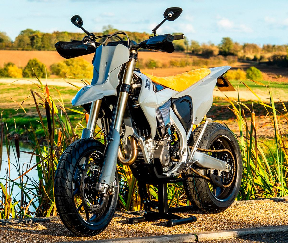 Triumph TF450-E: han convertido esta enduro de 59 CV en una supermoto con llantas de carbono - Ilustración 1