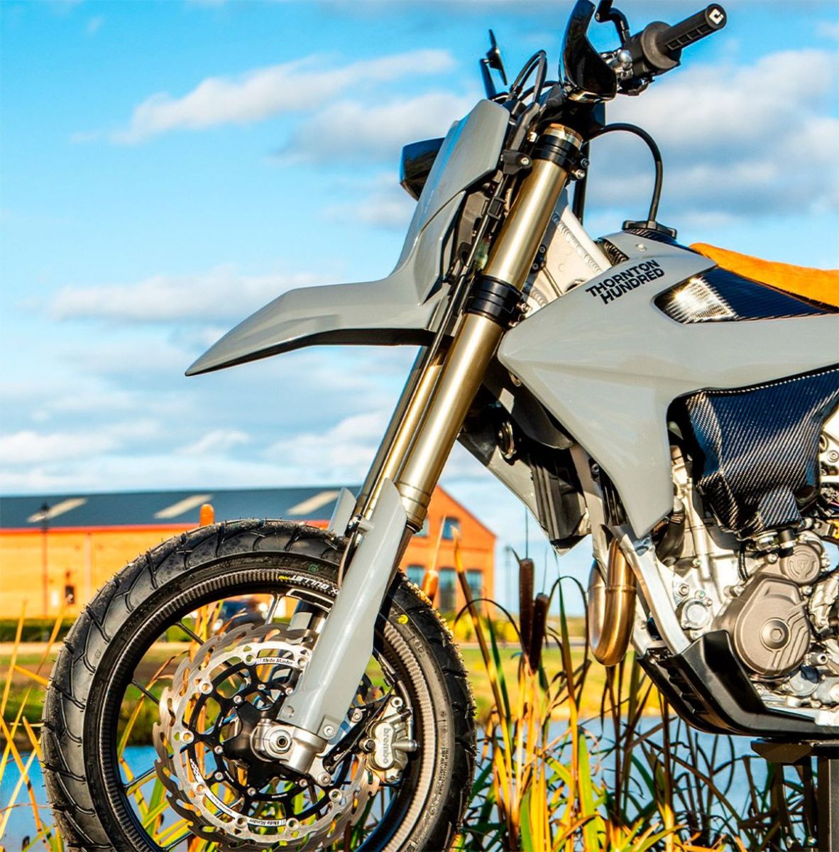 Triumph TF450-E: han convertido esta enduro de 59 CV en una supermoto con llantas de carbono - Ilustración 2