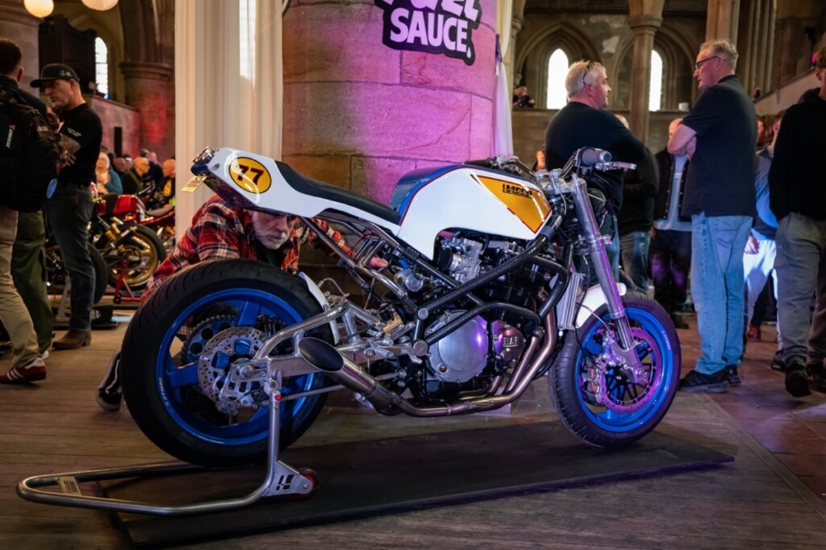 Esta Harris 77 es una brutal streetfighter con motor Suzuki GSX-R1100, 130 CV y componentes de lujo