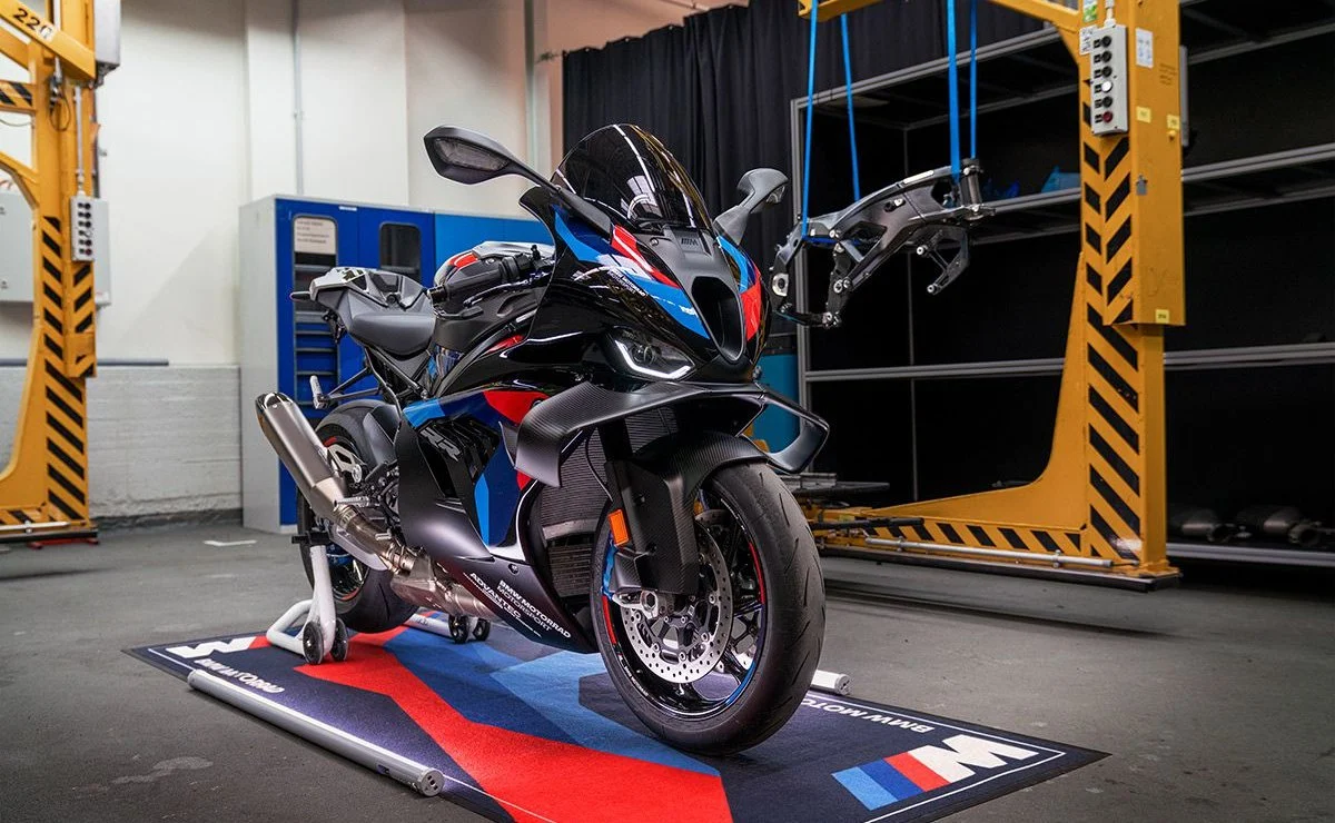 BMW M 1000 RR 2027: nuevo chasis de aluminio y 1,3 kilos menos