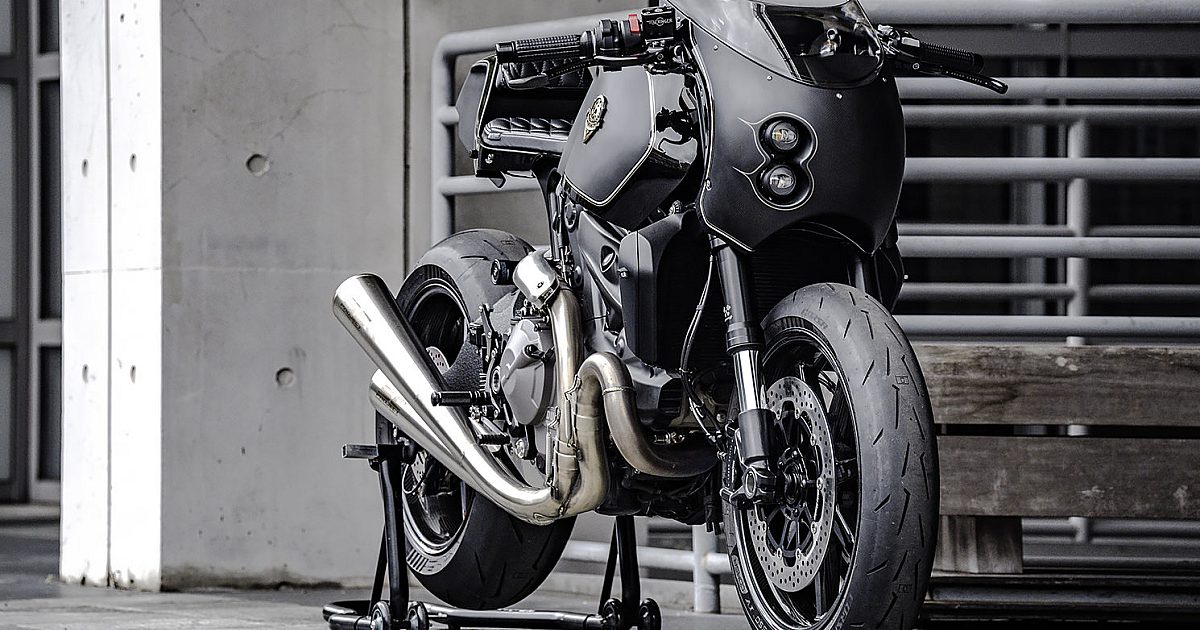 Ducati Monster 821 Café Racer oscura de Rough Crafts