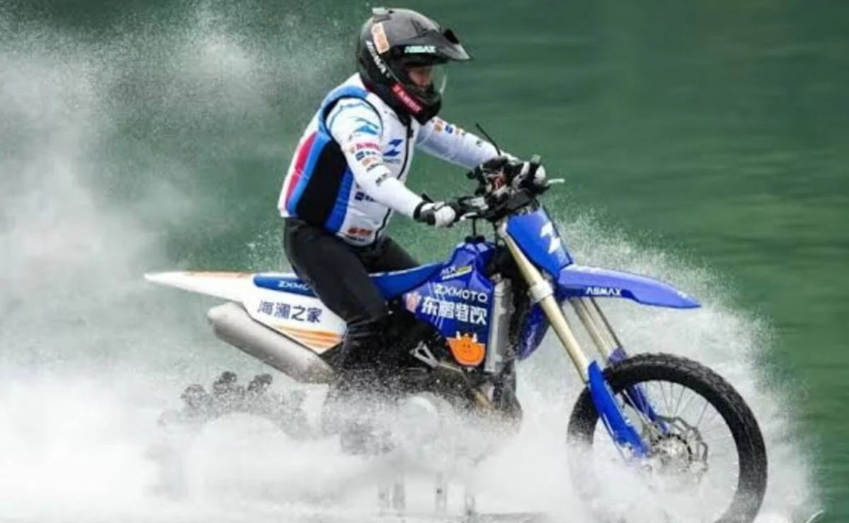 El CEO de ZXMoto batió el récord Guinness: 40,74 km sobre el agua en una MX450