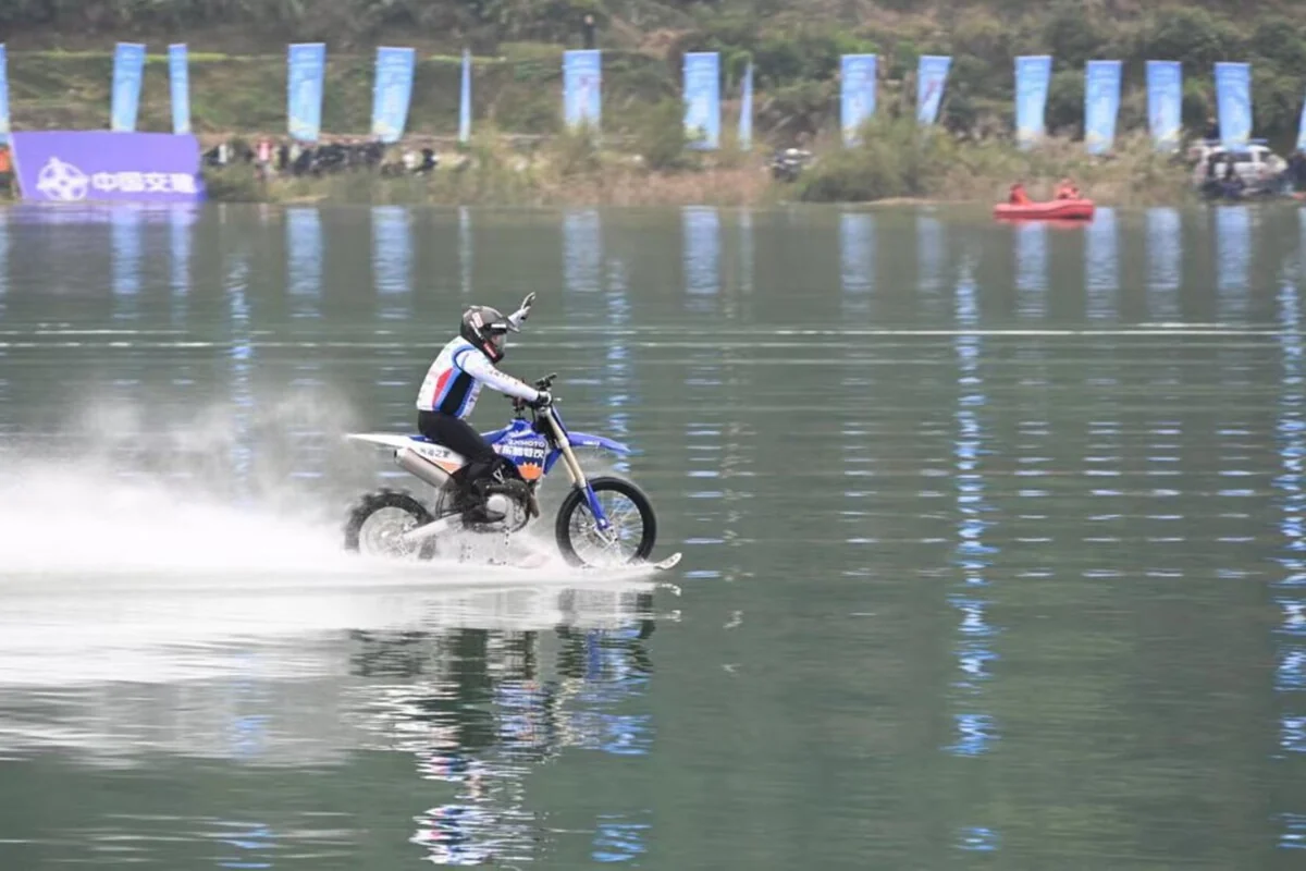El CEO de ZXMoto batió el récord Guinness: 40,74 km sobre el agua en una MX450 - Ilustración 1