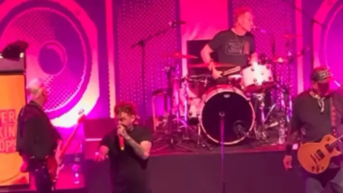 Frank Carter expulsa a fan de concierto de Sex Pistols