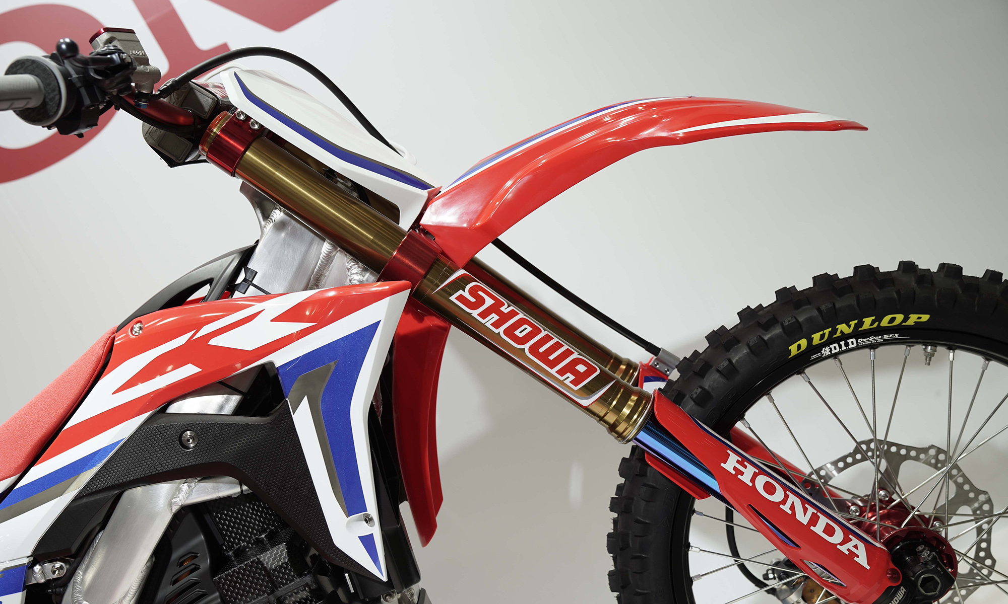 La moto de cross 100% eléctrica de Honda se ha paseado por uno de los mejores espacios mundiales