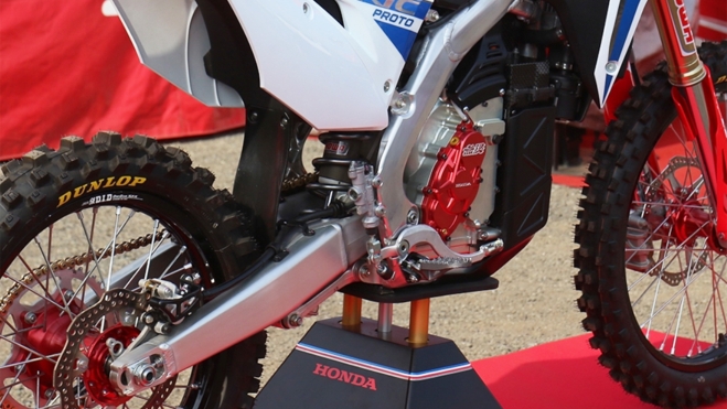La moto de cross 100% eléctrica de Honda se ha paseado por uno de los mejores espacios mundiales - Ilustración 2