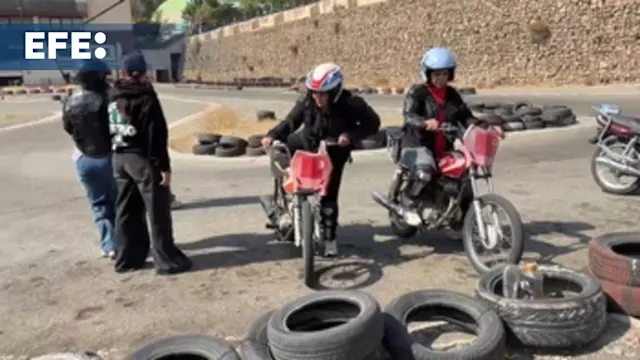 Las iraníes toman en moto las calles de Teherán, aunque el Gobierno no les da el carnet - Ilustración 3
