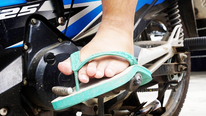 La incongruencia entre el nuevo reglamento de tráfico y la instrucción de la DGT sobre conducir una moto en chanclas - Ilustración 1
