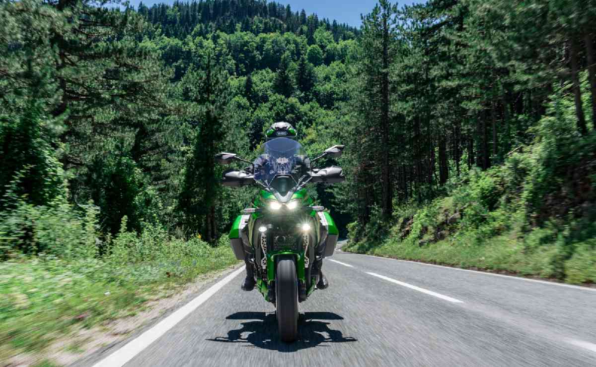 Kawasaki presentó su nueva moto para viajar: 122 CV y mucha electrónica