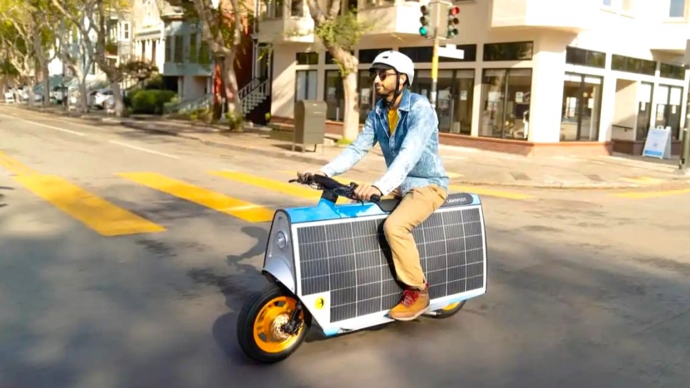 Sólo 4.000 € y energía solar: el scooter eléctrico para (casi) olvidarte de pagar por moverte - Ilustración 1