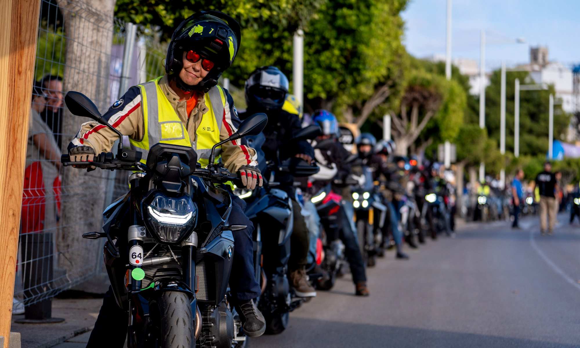 Si vas en moto y te encuentras en una retención, puedes ir por el arcén, pero tienes que cumplir estas normas básicas si no quieres que te multen