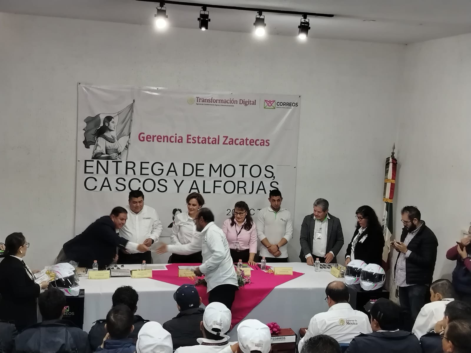 Entregan motos, cascos y alforjas a carteros zacatecanos - Ilustración 2