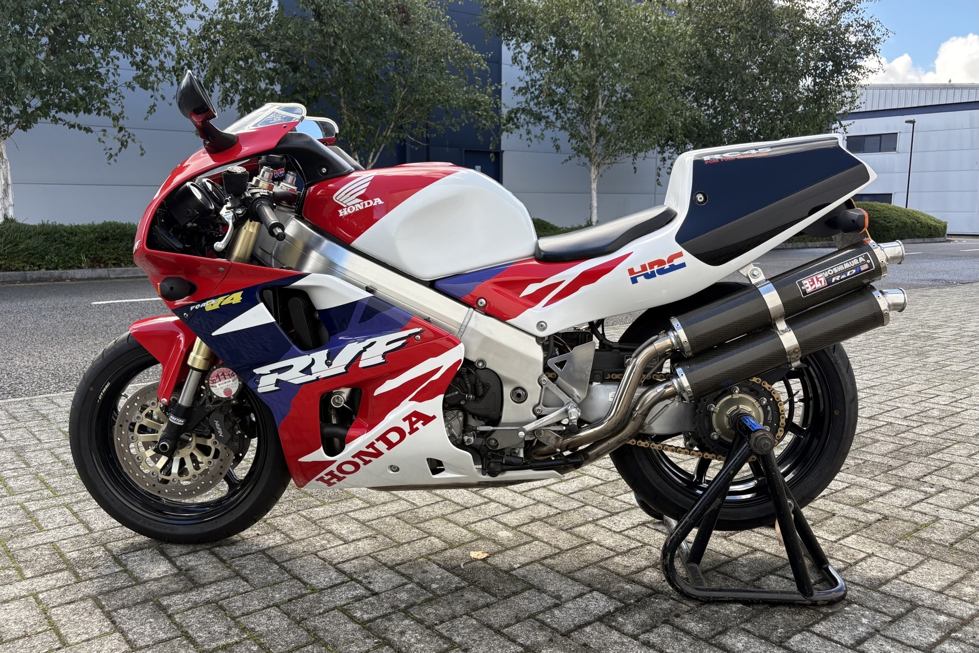 Una Honda RC45 de 1997 vinculada a Castrol y una Triumph Hurricane de coleccións protagonizan la subasta de H&H Classics