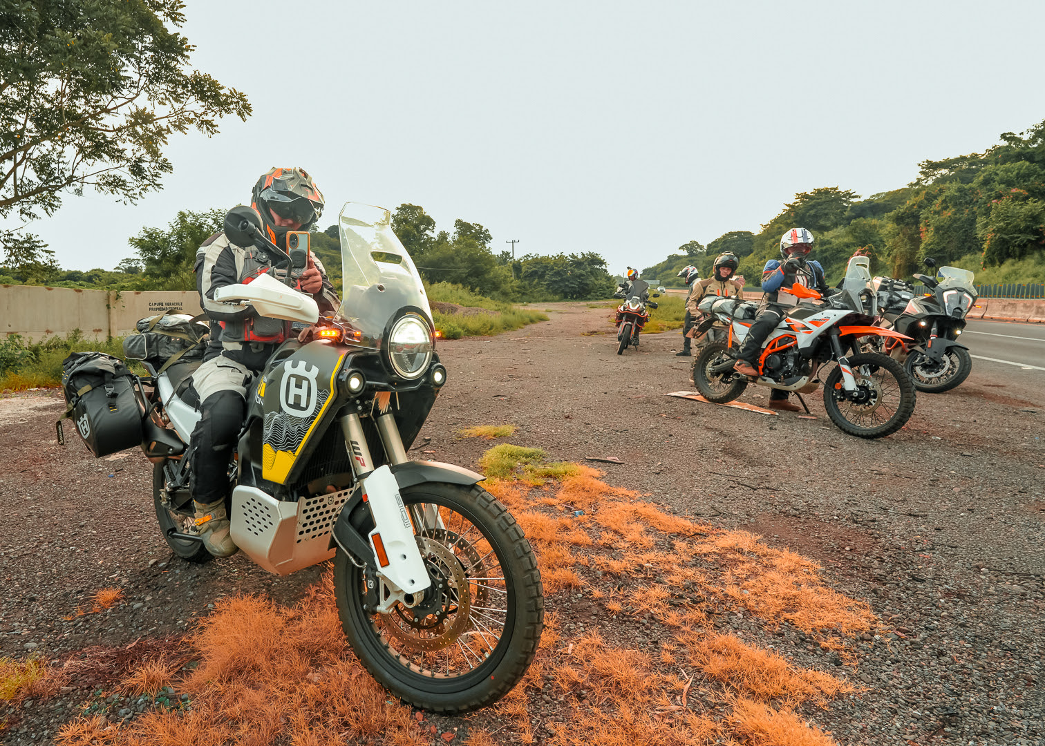 KTM puede con todo: la Comunidad Naranja conquista la ruta Veracruz–Acapulco 2026 bajo la lluvia