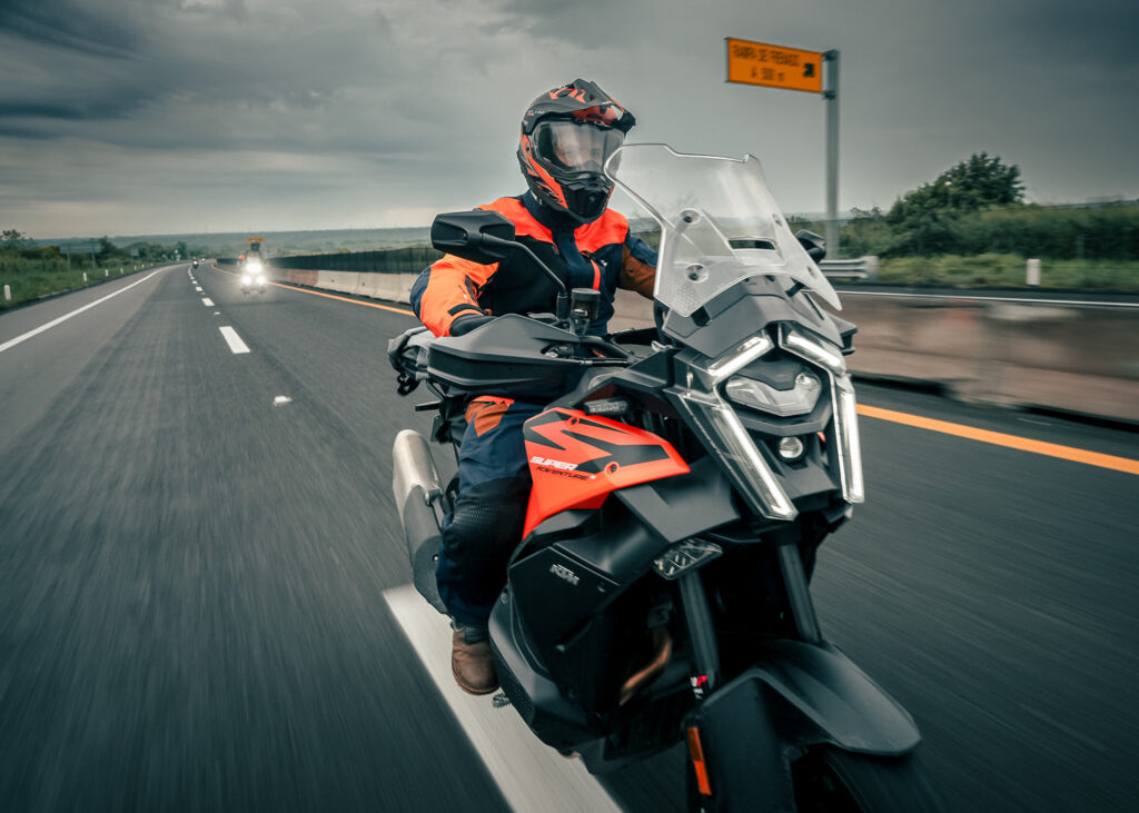 KTM puede con todo: la Comunidad Naranja conquista la ruta Veracruz–Acapulco 2026 bajo la lluvia - Ilustración 2