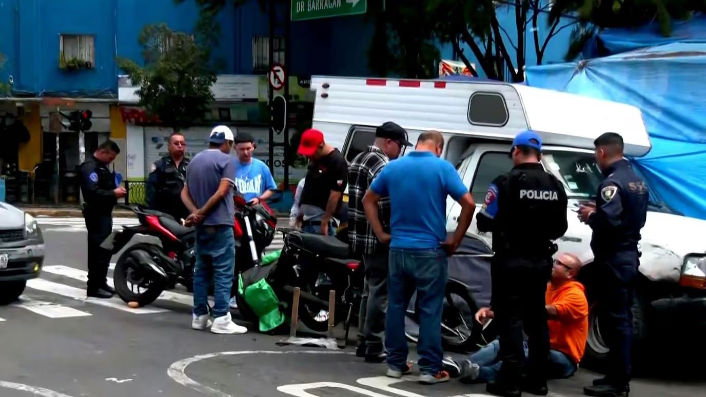 Choque de Motocicletas Dejó un Lesionado en la Colonia Doctores, CDMX | N+ - Ilustración 2